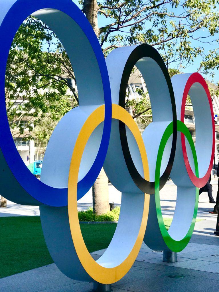 Olympische ringen. Foto van Alex Smith via unsplash