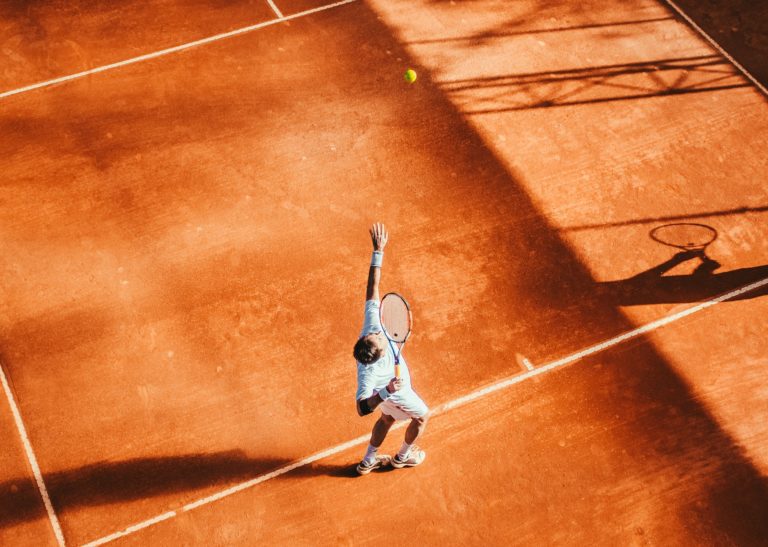 Tennis. Foto van Alex Moises via unsplash