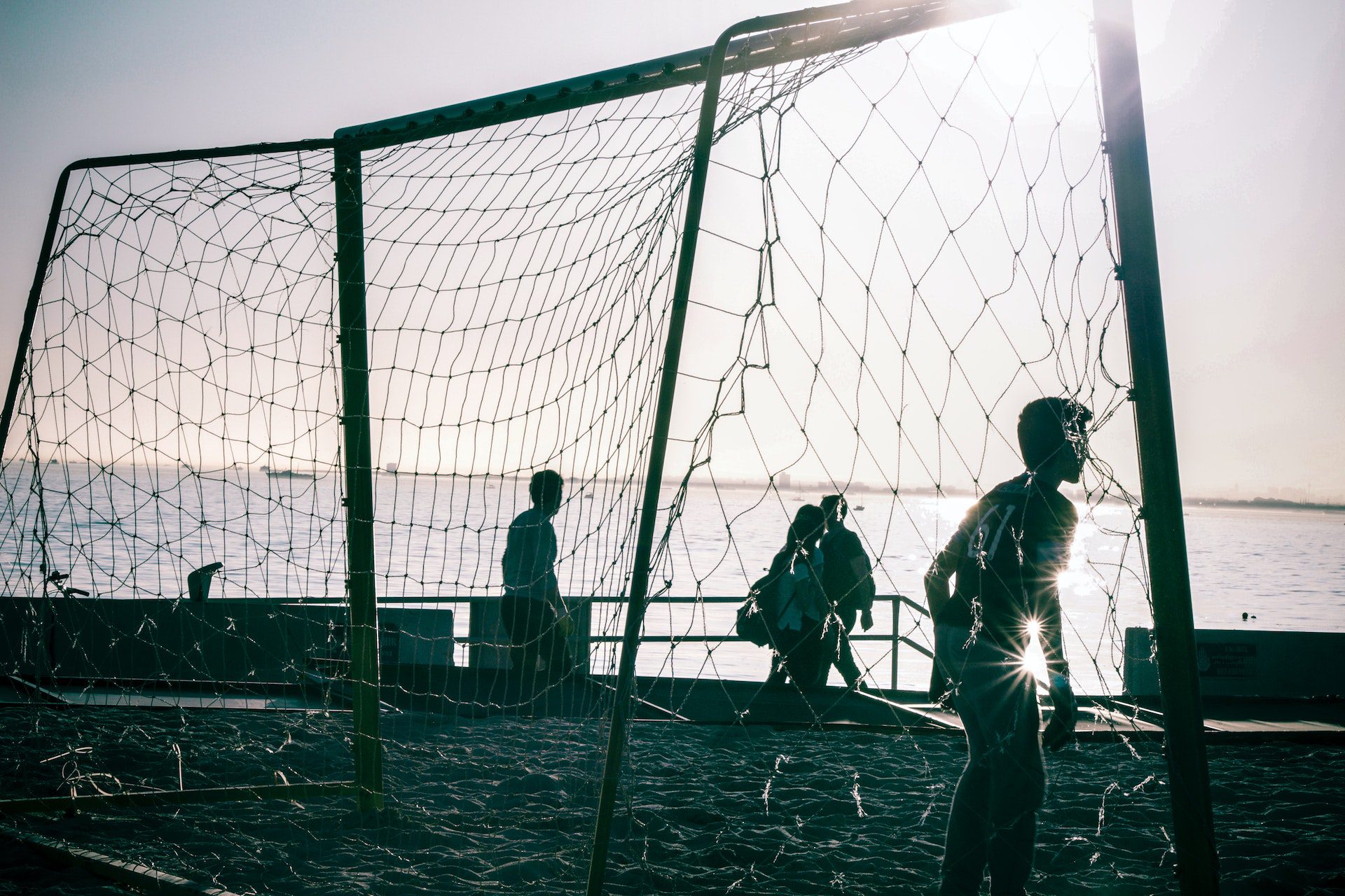 Voetbal op strand. Foto van Serkan Göktay via Pexels
